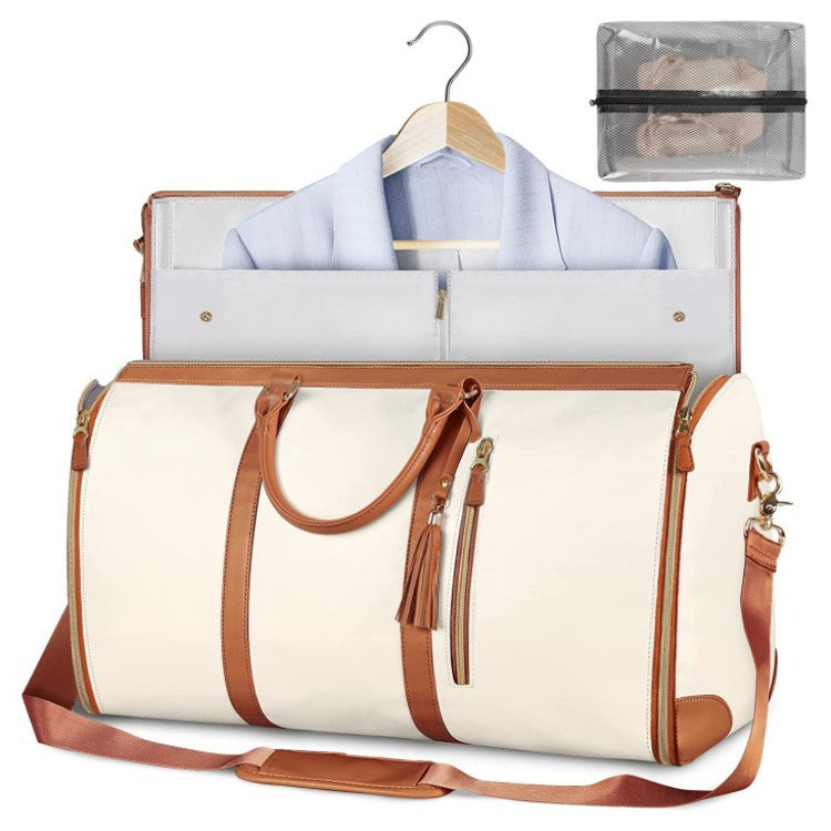 Bolsa de viaje TravelMaker en beige con ribete marrón, abierta como portatrajes