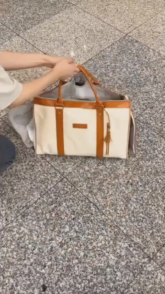 Video: guardando ropa y zapatos en la bolsa de viaje TravelMaker beige antes de embarcar